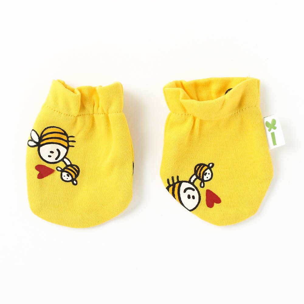 Keep the baby's hand covered with Mittens